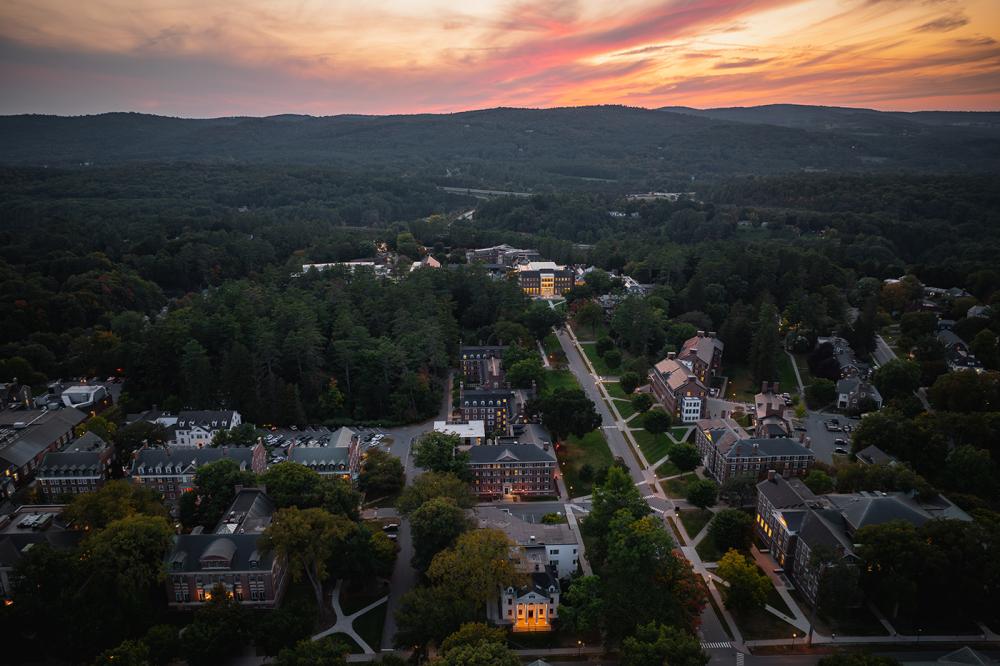 https://exec.tuck.dartmouth.edu/images/tuck-campus-scenic3_1400_933.jpg